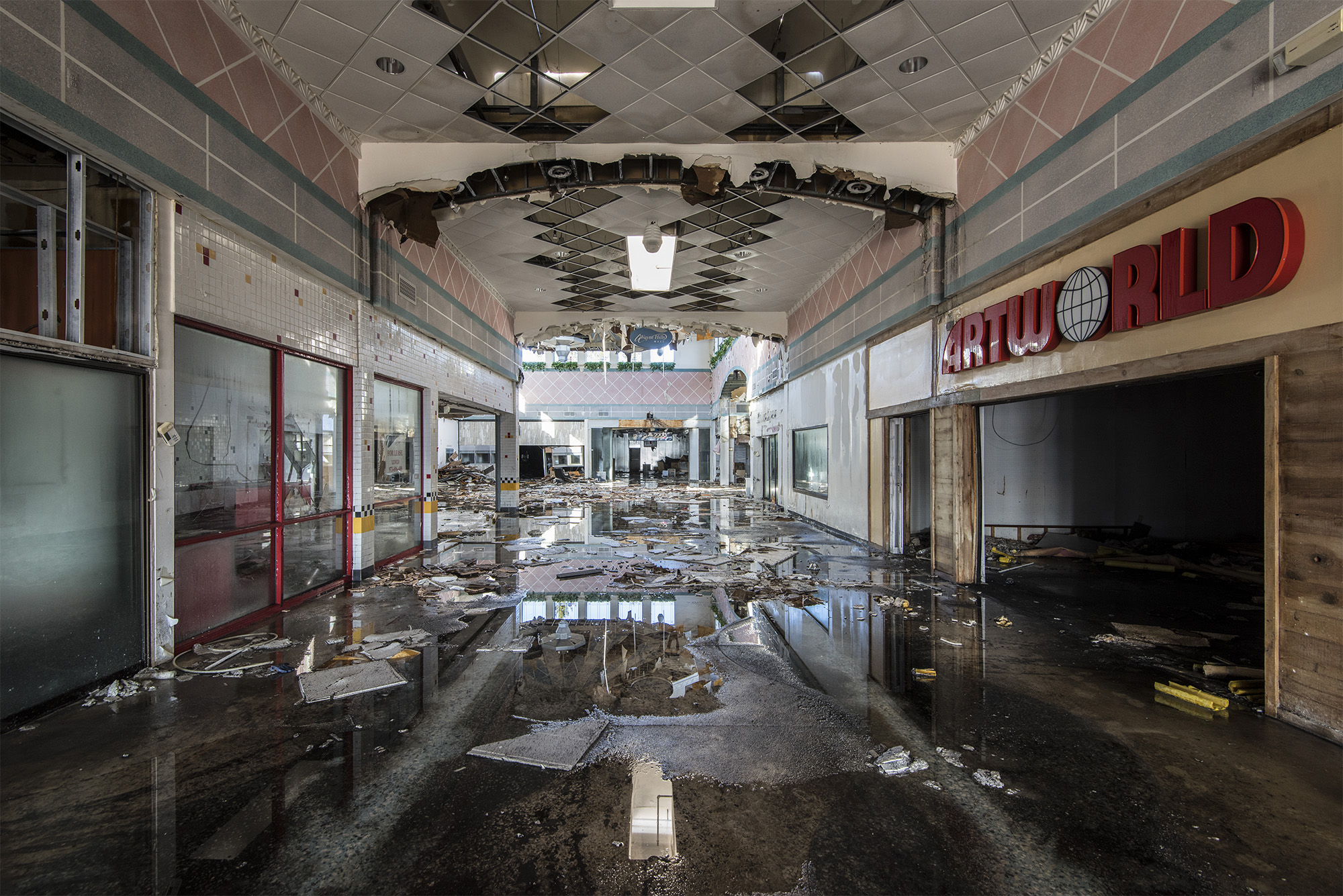 Il centro commerciale abbandonato di Phillip Buehler